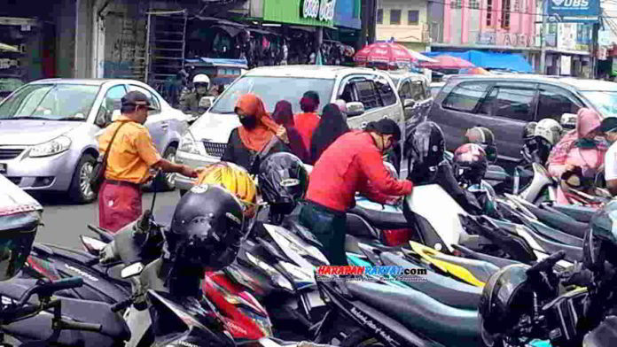 Hari Pertama Penyekatan Jalan di Kota Tasikmalaya Dibuka, Warga Berjubel di Pusat Perbelanjaan