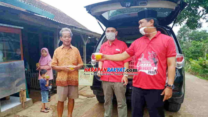 Legislator PDIP Pangandaran Berbagi Makanan Takjil ke Masyarakat