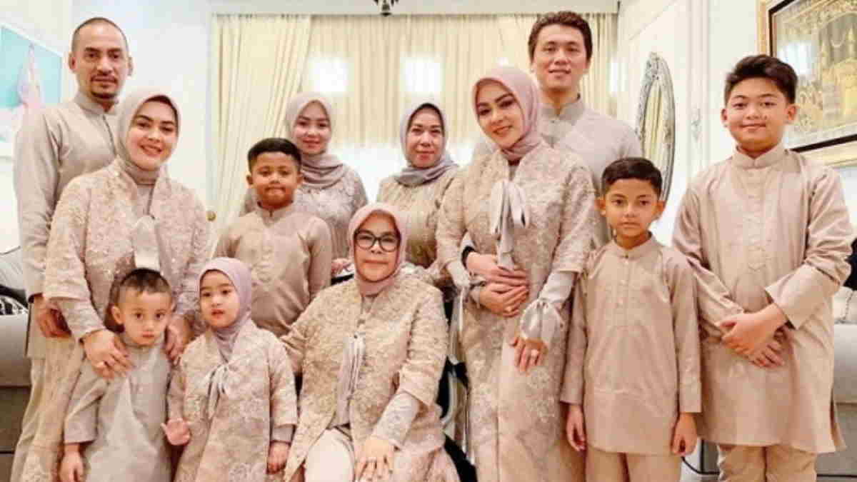 Contoh baju couple keluarga untuk lebaran