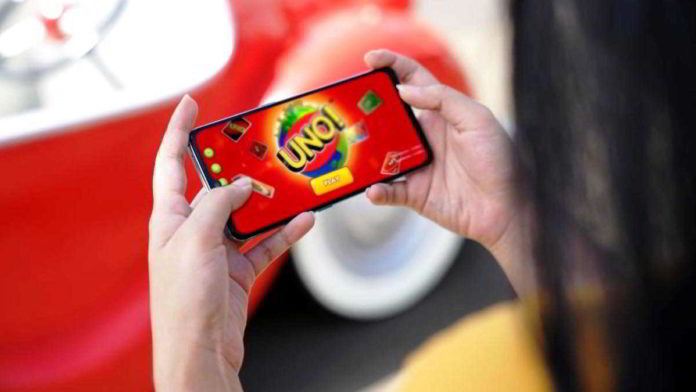 HP Oppo A12 untuk bermain game bareng keluarga selama kamu #DiRumahAja. Foto: Oppo Indonesia.