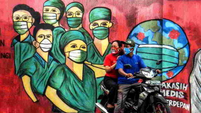 Pergub PSBB Jawa Barat, pemotor dibolehkan boncengan asal penuhi syarat. Foto: Net/Ist.