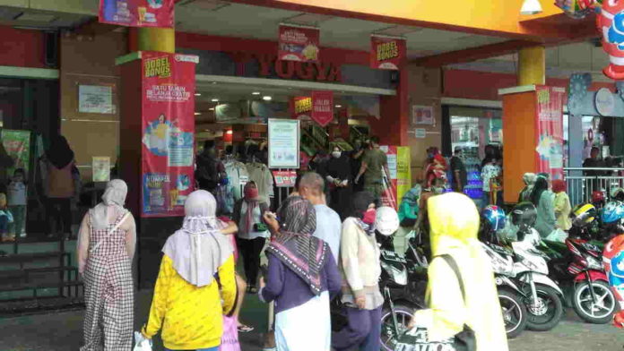 PSBB di Ciamis, Warga Tetap Berdesakan Belanja Keperluan Lebaran di Supermarket