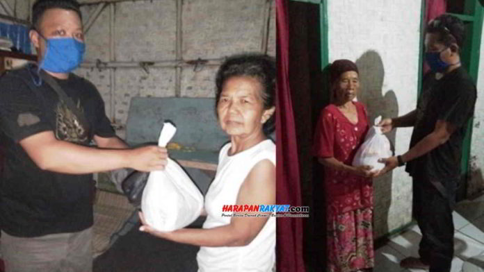 Paguyuban Kawasen Banjarsari, Kabupaten Ciamis, Jawa Barat, membagikan sembako, nasi box, dan takjil kepada warga miskin yang ada di wilayah tersebut. Foto: Suherman/HR.