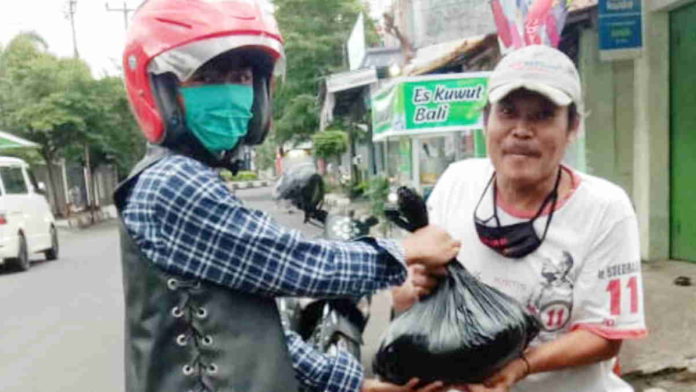 Paguyuban Motor Banjar Bagikan Sembako Kepada Tukang Becak