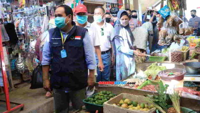 Bupati Pangandaran, H. Jeje Wiradinata, melakukan Sidak ke pasar Tradisional Pananjung Pangandaran, Jawa Barat, Sabtu (23/05/2020). Foto: Enceng/HR.