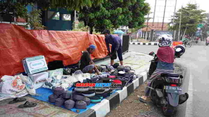 Halim (52), seorang pedagang peci asal Dusun Sukajaya, Desa Margamulya, Kecamatan Kawali, Kabupaten Ciamis. Foto: Edji Darsono/HR.