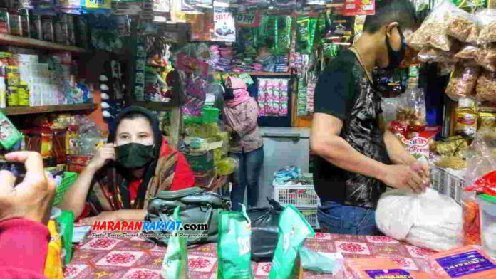 Santi, salah seorang penjual kelontongan di Pasar Kota Banjar. Foto:Muhlisin/HR.