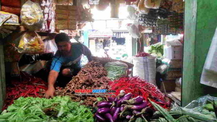 Pen Pen salah seorang pedagang sejumlah komoditas kebutuhan pokok di Pasar Kota Banjar. Foto: Muhlisin/HR.
