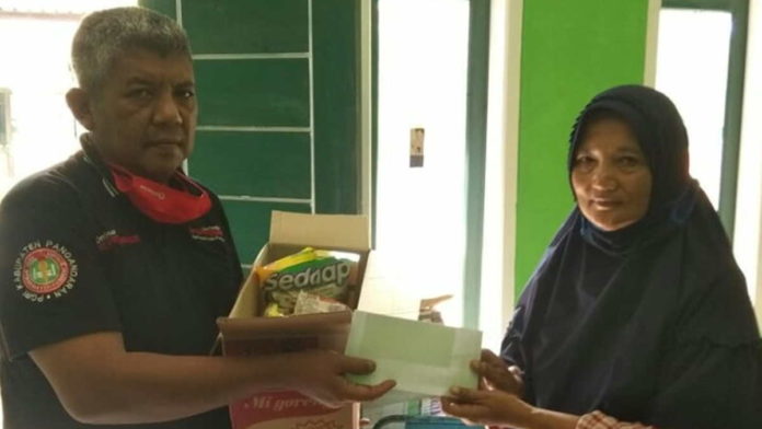 Peduli Guru Honorer, PGRI Padaherang Pangandaran Bagikan Sembako