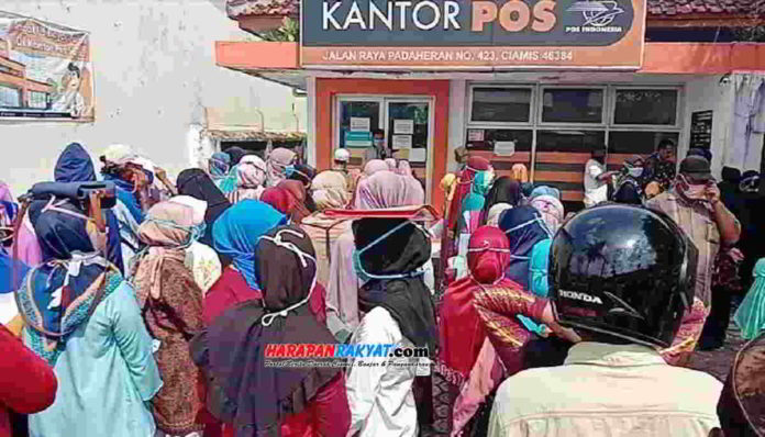 Warga miskin di Padaherang, Kabupaten Pangandaran rela antri berjam-jam untuk mencairkan BLT di Kantor Pos. Foto: Entang SR/HR.