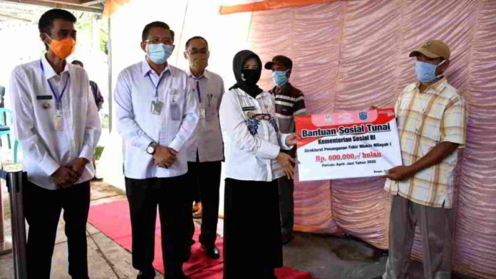 Walikota Banjar Hj. Ade Uu Sukaesih, bersama Wakil Walikota Banjar, H. Nana Suryana, saat memberikan bantuan sosial kepada warga terdampak wabah Covid-19. Foto: Istimewa.