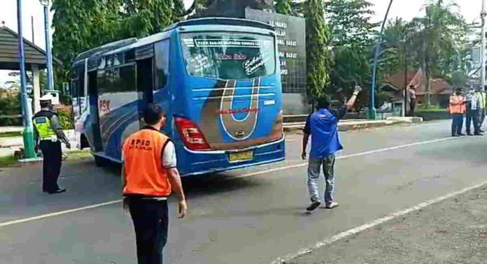 Bus jurusan Tasikmalaya-Purwokerto saat disuruh putar balik oleh petugas chek point di Pos Cijolang, Kota Banjar. Foto: Istimewa.
