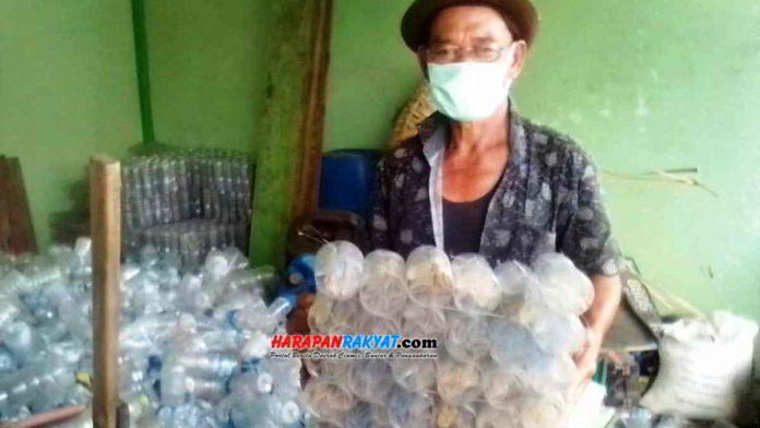 Pengelola TPS 3 Cibodas, Kota Banjar, Nono Sutanda, memperlihatkan sampah anorganic yang telah dipilah dan siap dijual, mekipun nilai jualnya saat ini anjlok. Foto: Hendra Irawan/HR.