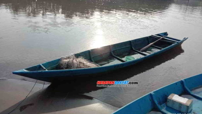 Bermaksud menyelamatkan perahu yang hanyut, seorang warga malah tenggelam di muara Sungai Karang Titra, Kabupaten Pangandaran, Jawa Barat. Foto: Entang SR/HR.