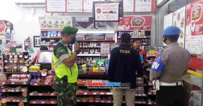 Petugas Gugus Tugas Covid-19 Kecamatan Pamarican, Kabupaten Ciamis, saat melakukan negosiasi dengan pihak Alfamart Kertahayu. Foto: Suherman/HR.