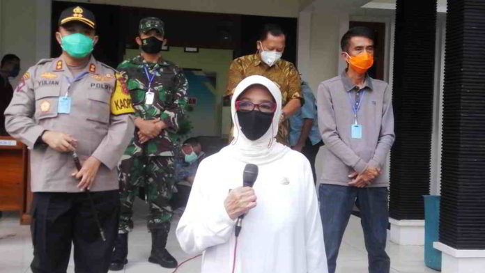 Walikota Banjar Hj. Ade Uu Sukaesih didampingi jajaran Forkopinda saat konferensi pers di halaman Pendopo Kota Banjar. Foto: Muhlisin/HR.