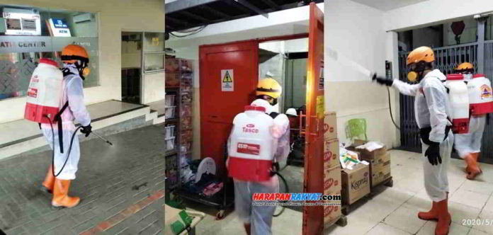 Penyemprotan disinfektan dilakukan petugas BPBD Kabupaten Ciamis, Jawa Barat, di area Yogya Dept Store, Minggu (31/05/2020). Foto: Fahmi Albartiansyah/HR.