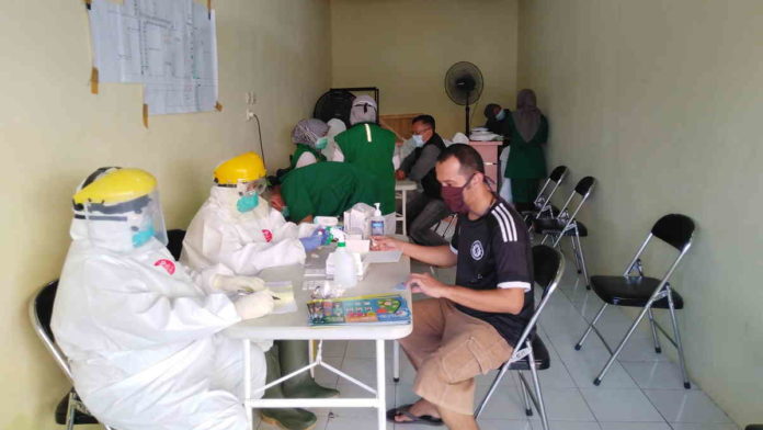 100 Orang Warga Pasar Pancasila Tasikmalaya Ikuti Rapid Test Massal