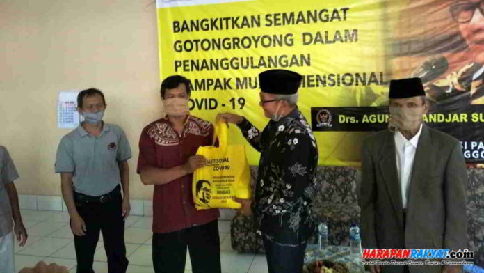 Anggota DPR RI, Agun Gunanjar Sudarsa, membagikan sembako kepada warga di lingkungan Panoongan, Kabupaten Ciamis. Foto: Fahmi Albartiansyah/HR.