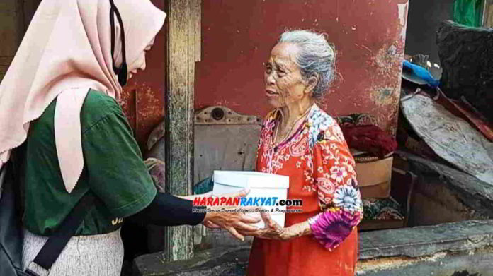 Kegiatan gerakan nasi bungkus (Gasibu), Tim Jabar Bergerak Kota Tasikmalaya, Jawa Barat, membagikan 300 nasi bungkus kepada warga kurang mampu. Foto: Apip Wilianto/HR.