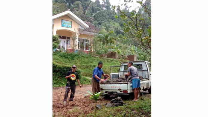 Jalan Penghubung Pangandaran-Tasikmalaya Rusak Parah, Pemuda Perbaiki Secara Swadaya