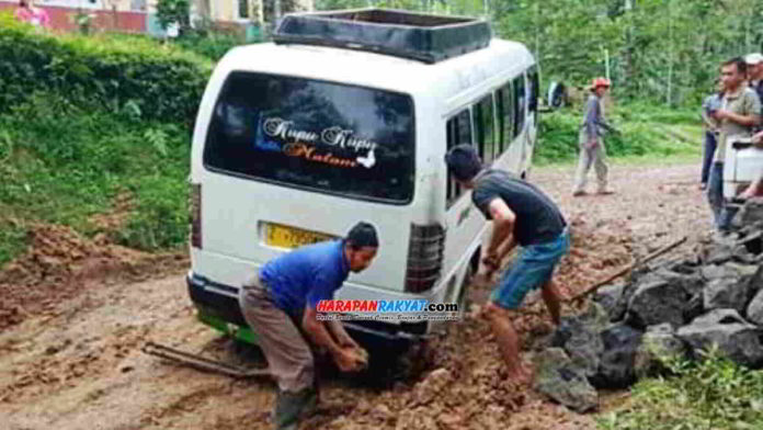Sebuah mobil kesulitan melintasi jalan yang rusak parah di wilayah Desa Jayasari, Kabupaten Pangandaran. Foto: Enceng/HR.