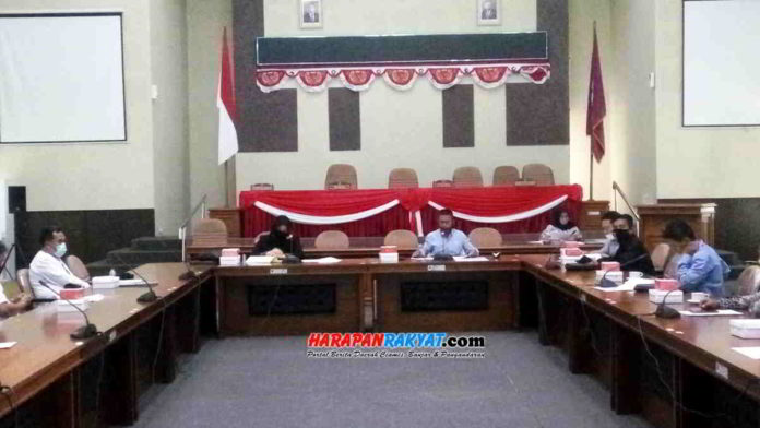 Direktur BLUD RSU Kota Banjar, saat menyampaikan paparan realisasi anggaran dana Covid-19 kepada Komisi II DPRD Kota Banjar. Foto: Muhlisin/HR.
