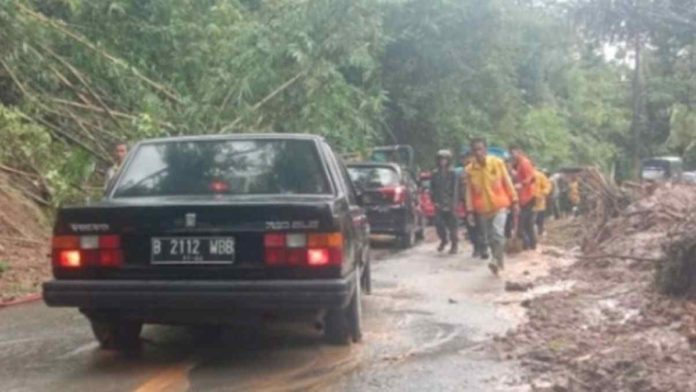 Longsor Timbun Jalan di Tasikmalay