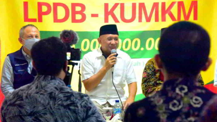 Menteri Koperasi dan UKM RI, Teten Masduki, saat meninjau proses bisnis usaha simpan pinjam di Koperasi Syariah bmt itQan, Kota Bandung, Sabtu (20/06/2020). Foto: Humas Jabar.