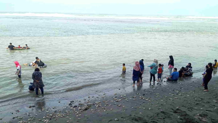 Pantai Sindangkerta Tasimalaya Mulai Ramai Pengunjung