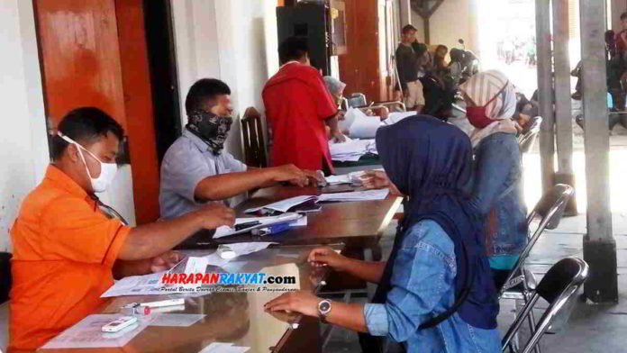 Warga Kota Banjar saat pencairan bantuan sosial tunai (BST) di Kantor Pos Kota Banjar. Foto: Muhlisin/HR