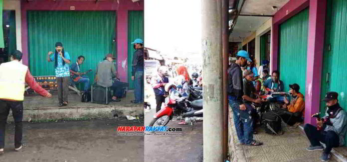Ngamen saat pandemi di Pasar Galuh Kawali, Kabupaten Ciamis, pengamen jalanan Amosta Nada, tetap mendapatkan banyak saweran. Foto: Edji Darsono/HR.