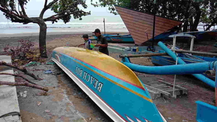 Perahu Siar di Pantai Pangandaran Kembali Berlayar