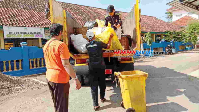 Petugas Kebersihan DLH Kota Banjar