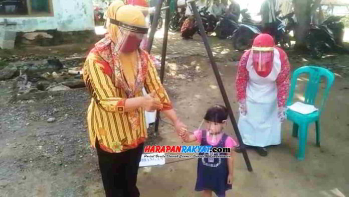 Untuk mencegah penyebaran Covid-19 di kalangan anak balita, Puskesmas Padaherang, Kabupaten Pangandaran, Jawa Barat, menggelar kegiatan Pos Baca. Foto: Entang SR/HR.