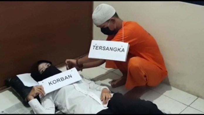 Rekontruksi Kasus Pembunuhan Cucu Terhadap Neneknya di Tasikmalaya, Pelaku Cekik Korban Hingga Tewas
