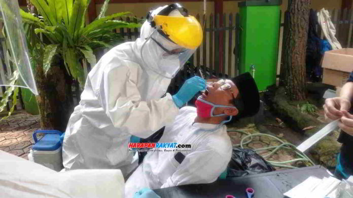 Ketua DPRD Ciamis, Nanang Permana, saat melakukan swab test di halaman Kantor Dinas Kesehatan Kabupaten Ciamis. Foto: Eli Suherli/HR.