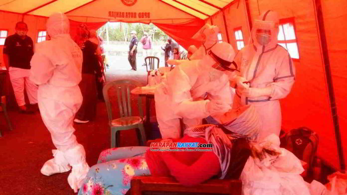 Swab test massal di area Banjar Water Park. Foto: Muhlisin/HR.
