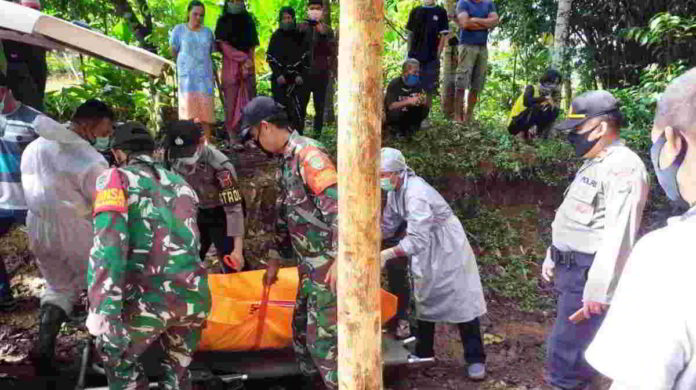 Mayat korban saat dievakuasi oleh petugas kepolisian dan TNI. Foto: Istimewa.