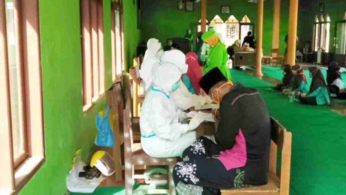 Tim Gugus Tugas Covid-19 Kota Banjar Rapid Test Santri Ponpes Citangkolo