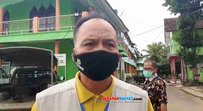 Pelaksana Gugus Tugas Covid-19 Kota Banjar, Edi Hardianto, usai koordinasi dengan pengasuh Ponpes Miftahul Huda Al-Azhar Citangkolo, Kota Banjar. Foto: Istimewa.