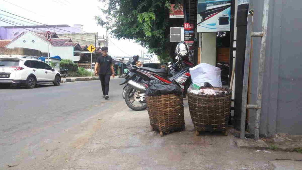 Warga Keluhkan Sampah Menumpuk di Jalan Perintis Kemerdekaan Kota Banjar