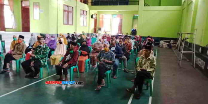 Sebanyak 150 warga terdampak Covid-19 di Desa Sagalaherang, Kecamatan Panawangan, Kabupaten Ciamis, Jawa Barat, menerima Program BLT (Bantuan Langsung Tunai) Dana Desa (DD) tahap kedua. Foto: Edji Darsono/HR.