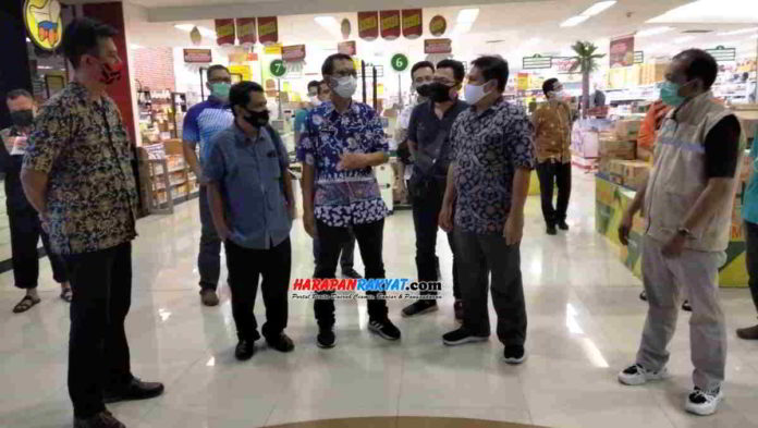 Dinas Kesehatan Kabupaten Ciamis, saat menyampaikan hasi swab test kepada perwakilan Yogya Toserba, Jum’at (05/06/2020). Foto: Fahmi Albartiansyah/HR.
