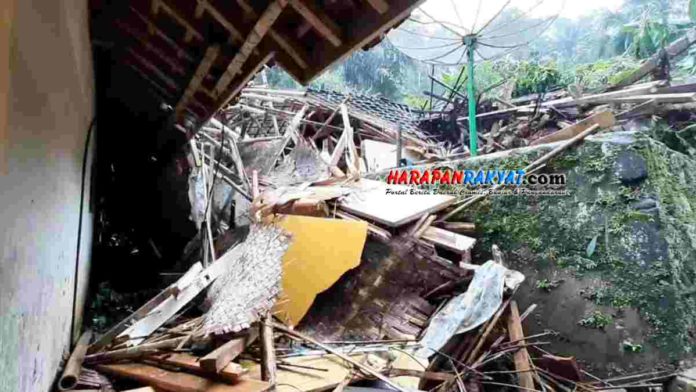 rumah tertimpa Tebing Longsor di Tasikmalaya