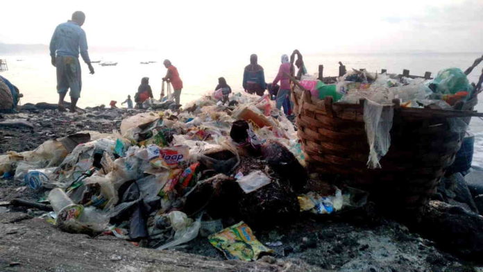 sampah plastik di Pantai Pangandaran