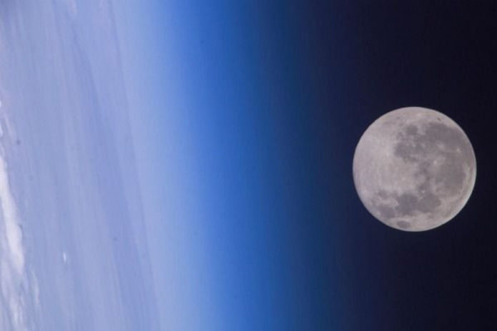 Zat Misterius di Bulan