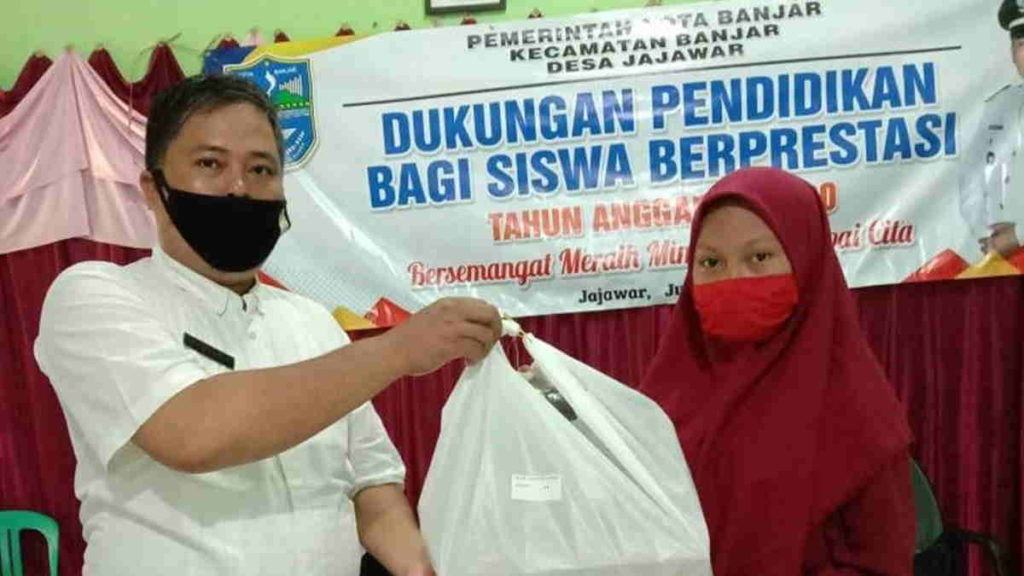 60 Siswa dapat Beasiswa dari Pemdes Jajawar Banjar