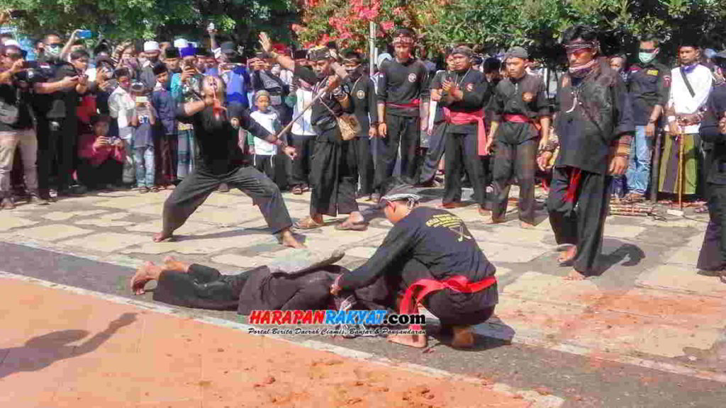 Aksi debus para pendekar dari berbagai paguron pencak silat di Kota Banjar, mewarnai unjuk rasa penolakan RUU BPIP. Foto: Muhlisin/HR.