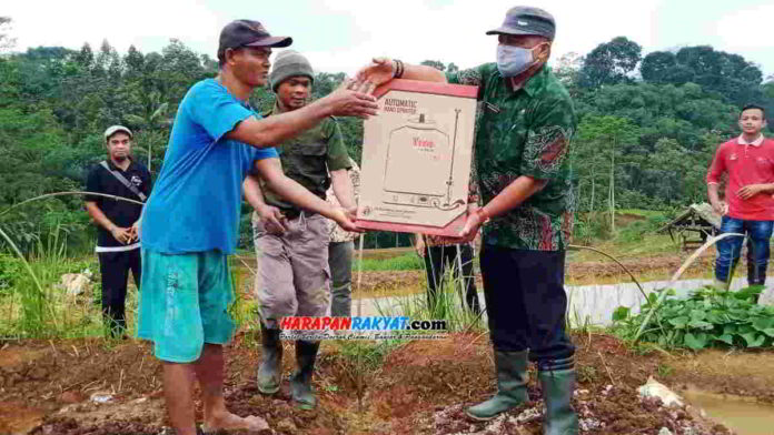 Kepala Dinas Pertanian Kabupaten Pangandaran, Sutriaman, saat menyerahkan bantuan hand sprayer elektrik kepada petani bawang merah. Foto: Enceng/HR.